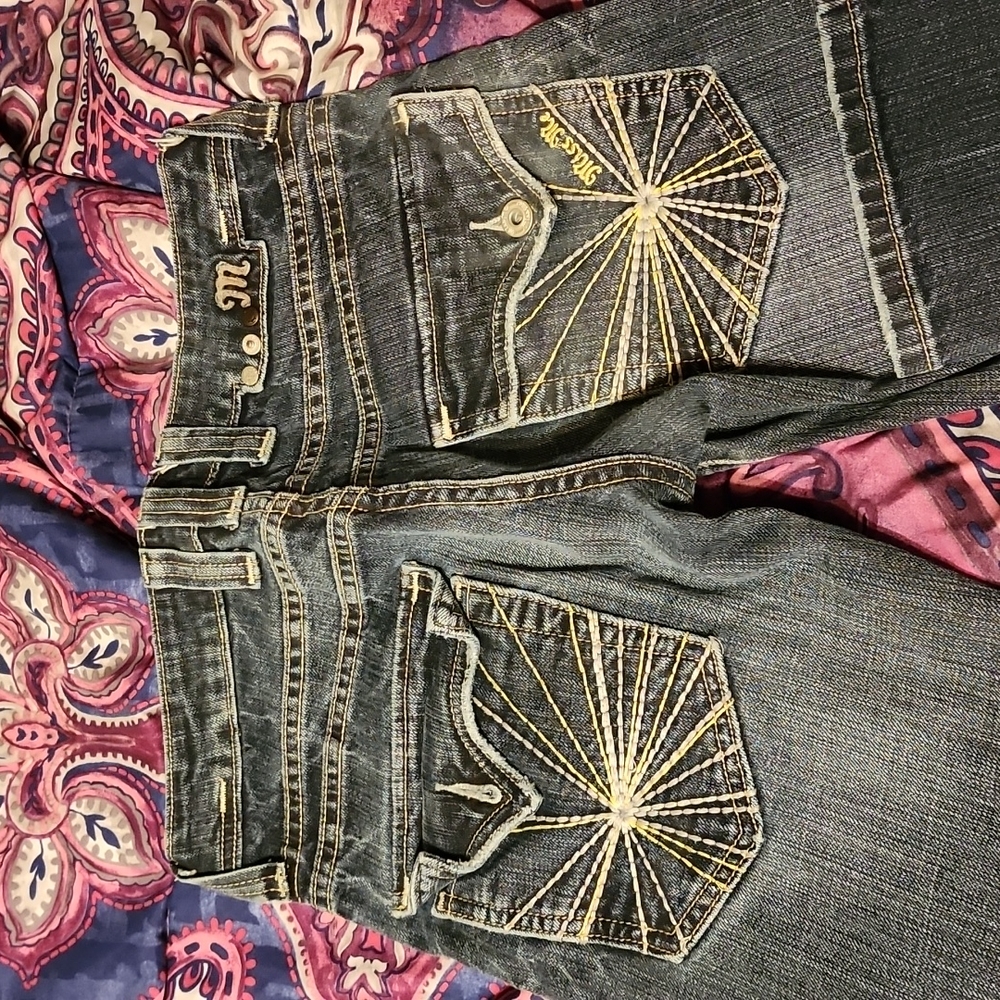 Miss size 27 boot cut/I think straight leg as well very cute and comfortable